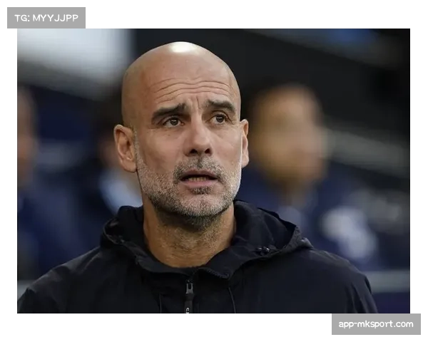 战术镜头：瓜迪奥拉在场边不断比划手势，指挥球队转换时的阵型宽度